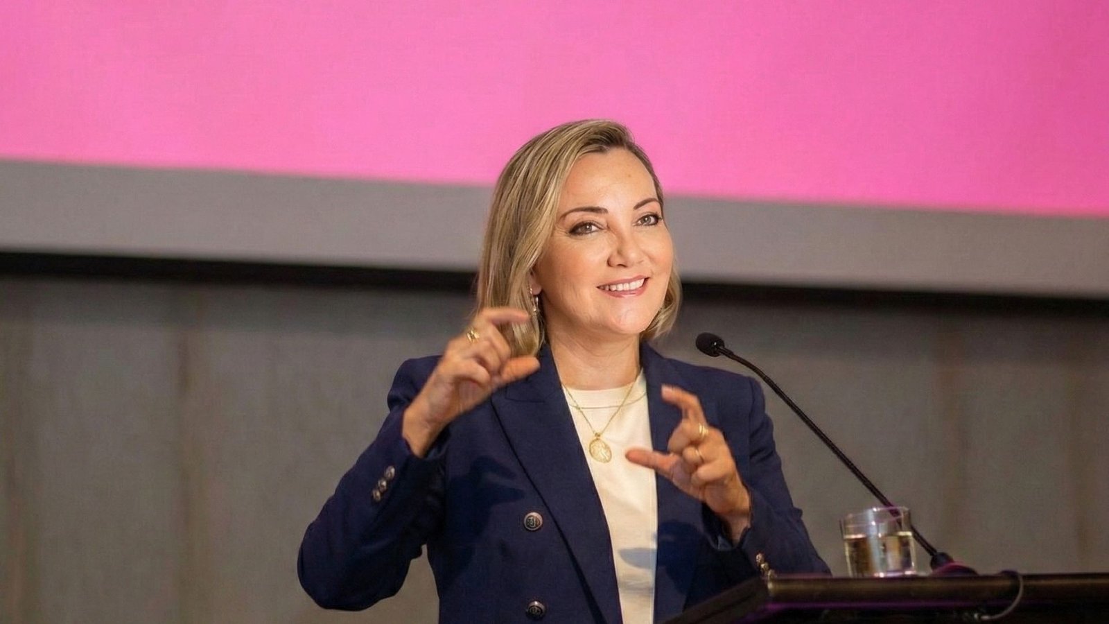 Andrea Ojeda liderando una conferencia magistral sobre estrategia internacional