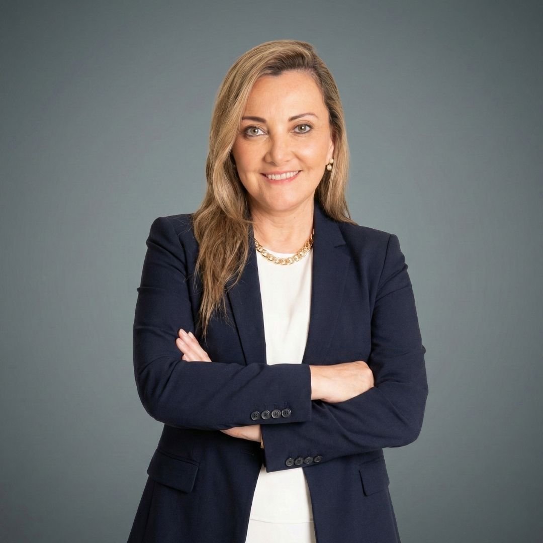 Retrato profesional de Andrea Ojeda, especialista en relaciones internacionales